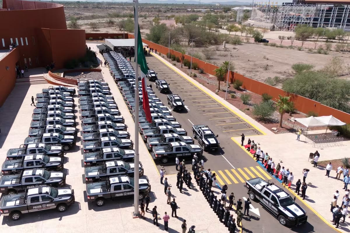 El gobernador Alfonso Durazo entregó ayer patrullas a municipios y a la Policía Estatal de Seguridad Pública
